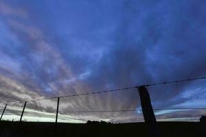 panorama com moinho de vento às pôr do sol, pampas, Patagônia, Argentina foto