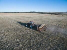 direto semeadura, agrícola maquinaria, dentro la pampa, Patagônia, Argentina foto