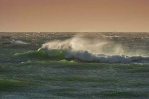 ondas quebra dentro a oceano, atlântico oceano, Patagônia, Argentina foto