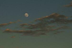lua dentro uma céu com nuvens, patagônia Argentina foto