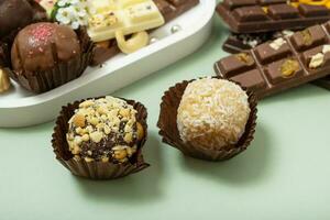 construir chocolate doces com nozes e mini chocolates. saudável doce Comida ainda vida foto