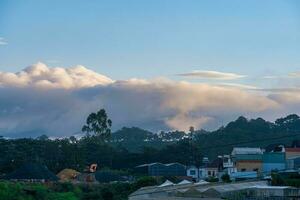 lindo manhã do verde casas espalhar através a montanha Vila do da lat cidade dentro Vietnã foto