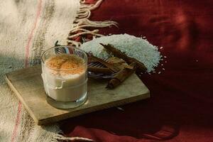 dentro México, uma mesa é conjunto com delicioso Comida e refrescante bebidas gostar Horchata. foto