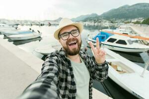 viajante homem levando selfie do luxo iates marinho durante ensolarado dia - viagem e verão conceito foto