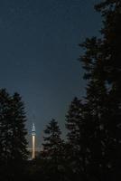 Torre de Avala à noite. torre de avala entre a enorme floresta de pinheiros, avala, belgrado, sérvia, europa. o céu noturno é astronomicamente preciso. foto