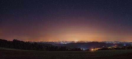 foto panorâmica do céu da noite estrelada com uma bela vista da montanha rajac, sérvia. o céu noturno é astronomicamente preciso.