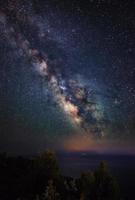 galáxia da Via Láctea da península kassandra, halkidiki, grécia. o céu noturno é astronomicamente preciso.