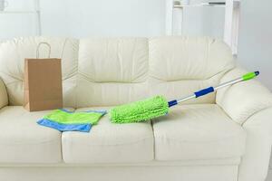 Novo limpar \ limpo verde microfibra esfregão chão limpador limpeza varrendo ferramenta deitado em sofá - Ferramentas para limpeza Serviços e doméstico trabalhos serviço de limpeza foto