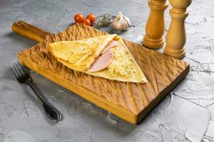 francês Tapioca panquecas recheado presunto e queijo em corte borda foto