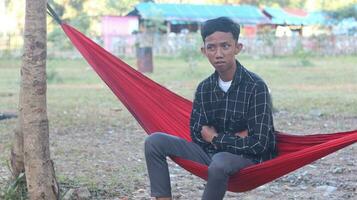 gorontalo- Indonésia - 09 Junho 2023- jovem homem desfrutando dele período de férias dentro a parque dentro a manhã foto