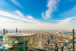 bela vista da cidade com arquitetura e construção em bangkok, tailândia foto