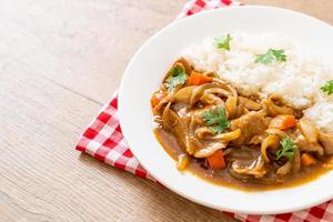 arroz curry japonês com carne de porco fatiada, cenoura e cebola foto