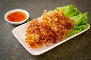 cogumelo enoki frito ou cogumelo com agulha dourada - estilo de comida vegana e vegetariana foto