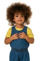infância e pessoas retrato conceitual do adorável africano americano pequeno garota, sobre branco fundo, isolado foto