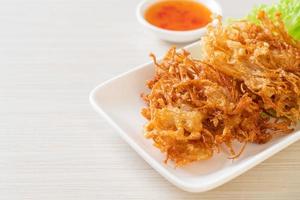 cogumelo enoki frito ou cogumelo com agulha dourada - estilo de comida vegana e vegetariana foto