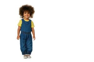 retrato do adorável africano americano pequeno menina dentro cheio comprimento sobre branco fundo, isolado com copyspace foto