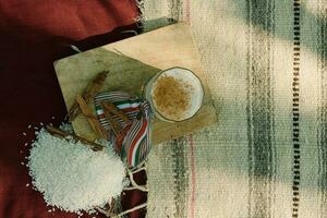 dentro México, uma mesa é conjunto com delicioso Comida e refrescante bebidas gostar Horchata. foto