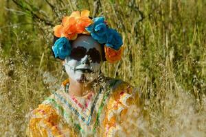 dentro México, pessoas comemoro a dia do a morto dentro colorida fantasias foto