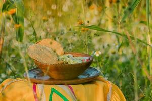 dentro México, a vibrante vermelho pozole, uma tradicional conforto comida, é servido dentro lindo cerâmica taças foto