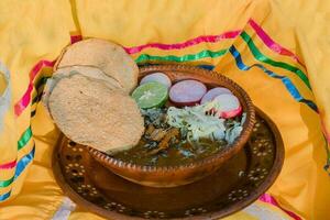 dentro México, a vibrante vermelho pozole, uma tradicional conforto comida, é servido dentro lindo cerâmica taças foto