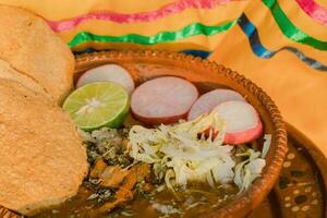 dentro México, a vibrante vermelho pozole, uma tradicional conforto comida, é servido dentro lindo cerâmica taças foto