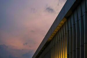 crepúsculo cai, a cidade Horizonte brilha com simétrico edifícios e colorida reflexões. foto