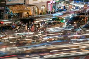 ho chi minh, viet nam - 24 abril 2023 vietnamita coroado pessoas com pressa hora dentro pesado chuva e tráfego geléia foto