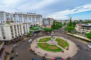 da lat, viet nam - 3 Junho 2023 Visão a partir de da lat mercado dentro a manhã, tráfego Centro ponto de referência dentro da lat cidade foto