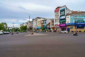 da lat, viet nam - 3 Junho 2023 Visão a partir de da lat mercado dentro a manhã, tráfego Centro ponto de referência dentro da lat cidade foto