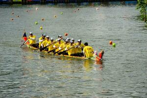 ho chi minh, viet nam - 23 abril 2023 embaçado movimento do barco corrida dentro a tradicional ngo barco corrida festival do khmer pessoas foto