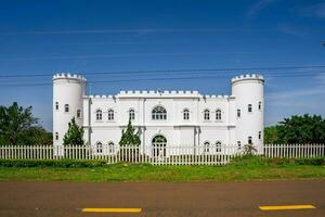 bao local, Vietnã - 01 pode 2023 branco villa construído com velho castelo estilo dentro bao loc cidade, Vietnã foto