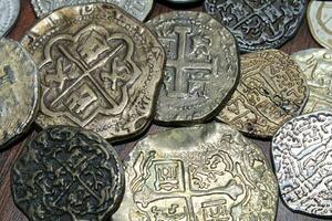 ouro e prata moedas liderar Fora em mostrar. foto