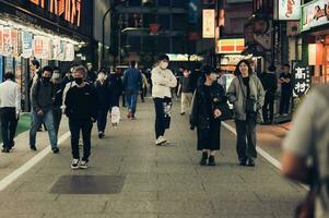 Shinjuku, Tóquio pode 05 2023 período noturno encontrão e urgência dentro shinjuku uma vibrante encontro do néon luzes, izakaya, e lotado ruas foto