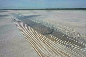 sal colheita dentro sal lagoa meu, Salinas grandes de hidalgo, la pampa, Patagônia, Argentina. foto