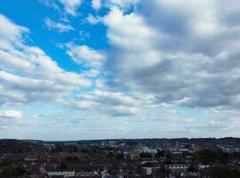 linda Visão do azul céu e poucos nuvens sobre ótimo Grã-Bretanha Reino Unido durante pôr do sol foto