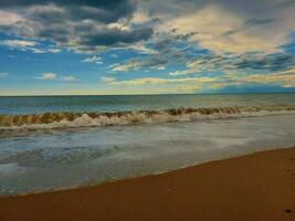 lindo Visão do a de praia e a mar dentro a cedo manhã foto