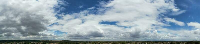 Alto ângulo cenas do nuvens e céu sobre a luton cidade do Inglaterra Reino Unido foto