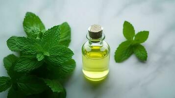garrafa do óleo com verde folhas. essencial óleo do hortelã-pimenta dentro garrafa com fresco verde. foto