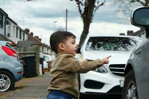 lindo fechar acima retrato do a ásia paquistanês bebê Garoto nomeado ahmed mustafai haider é posando às casa jardim às santo augustina ave Luton, Inglaterra Reino Unido. imagem estava capturado em abril 03, 2023. foto