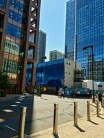 baixo ângulo Visão do canário cais edifícios às central Londres cidade do Inglaterra ótimo bretanha. a cenas estava capturado em 08 de junho de 2023 durante Claro dia. foto