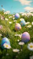 Páscoa ovos em grama. Primavera Prado cheio do flores e Páscoa ovos ainda vida. foto