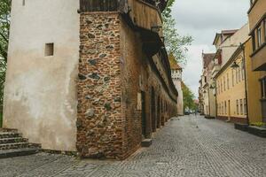 medieval rua com histórico edifícios dentro a coração do roménia. Sibiu a Oriental europeu cidadela cidade. viagem dentro Europa foto