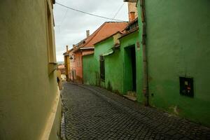 medieval rua com histórico edifícios dentro a coração do roménia. Sibiu a Oriental europeu cidadela cidade. viagem dentro Europa foto