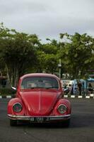 Yogyakarta, 25 setembro 2022, a elegante vermelho vw clássico carro. clássico Volkswagen carro foto