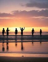 silhuetas do amigos desfrutando de praia Atividades juntos foto