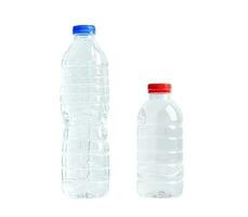 garrafa de água plástica isolada no fundo branco com traçado de recorte, mineral, conceito saudável. foto