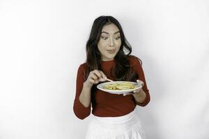 jovem com fome mulher vestindo casual roupas aguarde uma prato com velozes Comida francês fritas batata isolado em branco fundo estúdio retrato. pessoas estilo de vida Comida conceito foto