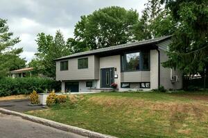 luxo canadense capotou casa dentro Kirkland, Montreal foto