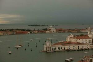 Veneza, uma encantador cidade dentro Itália, cheio do história e medieval arquitetura. foto