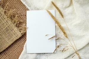 elegante branco estoque fundo com uma em branco cartão postal e flores topo Visão e cópia de espaço. foto
